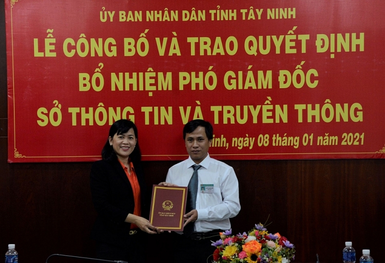 Bà Nguyễn Đài Thy trao quyết định bổ nhiệm cho ông Nguyễn Trung Hiếu (Ảnh: Báo Tây Ninh)