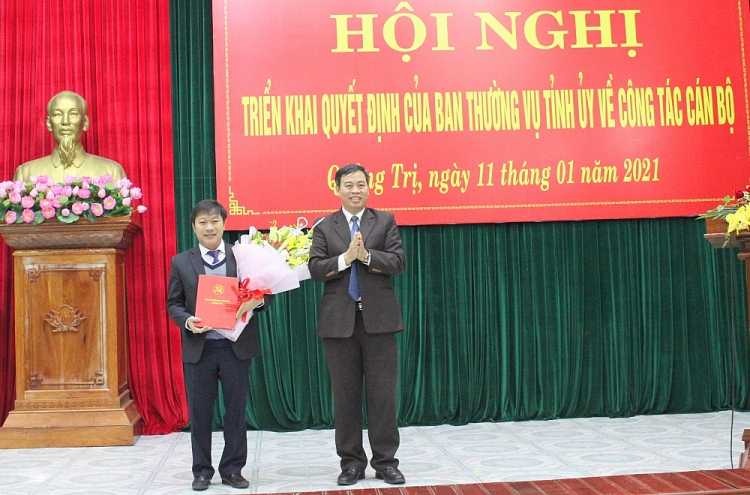 Phó Bí thư Thường trực Tỉnh ủy, Chủ tịch HĐND tỉnh Nguyễn Đăng Quang trao quyết định cho ông Nguyễn Khánh (Ảnh: Báo Quảng Trị)