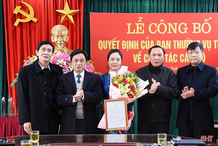 Bà Nguyễn Thị Thanh Hồng nhận quyết định bổ nhiệM