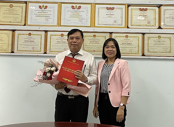 Ông Nguyễn Ngọc Minh nhận quyết định điều động, bổ nhiệm cán bộ của UBND tỉnh (Ảnh: Báo Khánh Hòa)