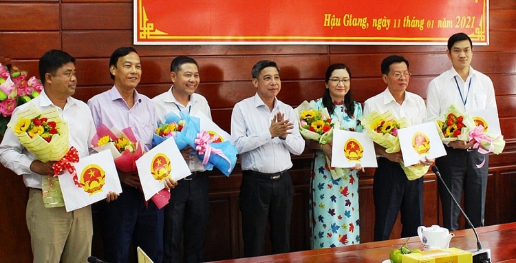 Phó Bí thư Tỉnh ủy, Chủ tịch UBND tỉnh Đồng Văn Thanh (giữa) trao quyết định bổ nhiệm lại cho các cán bộ (Ảnh: Báo Hậu Giang)