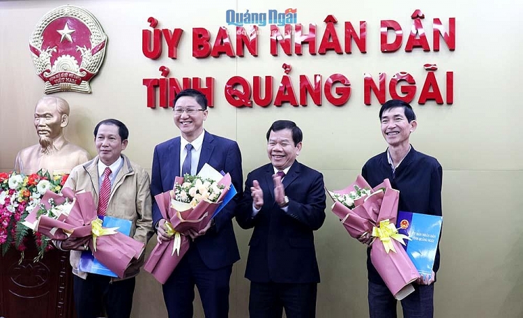 Phó Bí thư Tỉnh ủy, Chủ tịch UBND tỉnh Đặng Văn Minh trao các quyết định (Ảnh: Báo Quảng Ngãi)