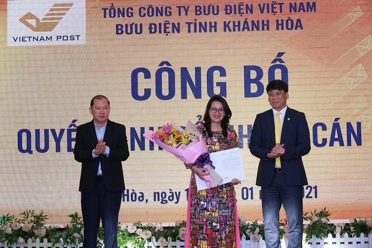 Bà Ung Thị Vân nhận quyết định bổ nhiệm (Ảnh: Báo Khánh Hòa)