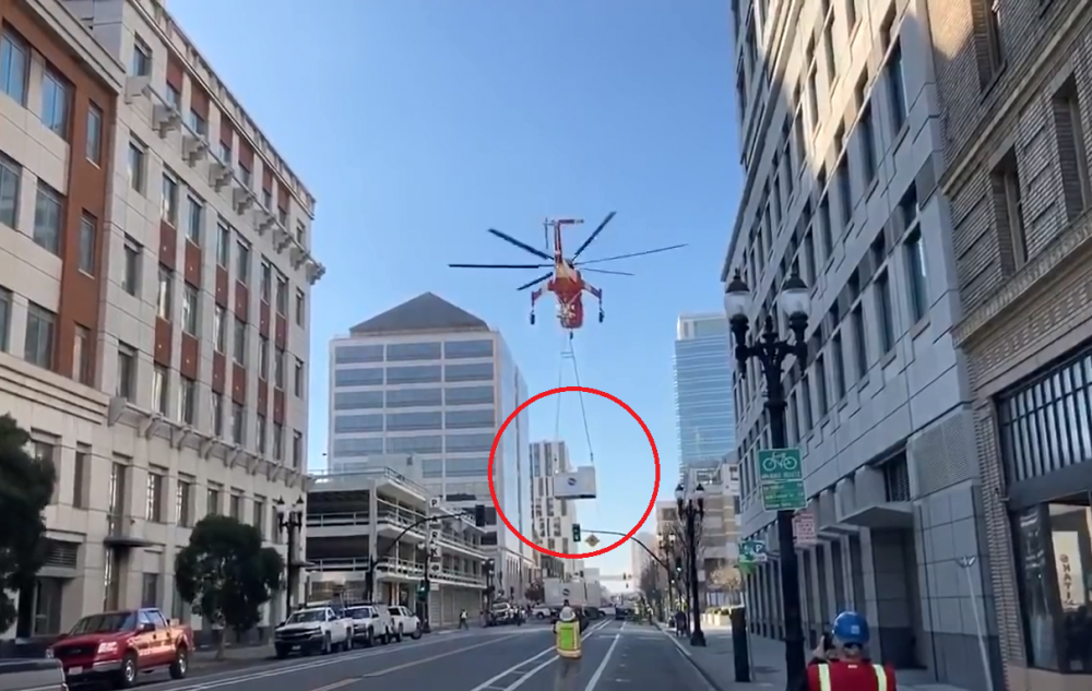 Video: Đứt dây treo từ trực thăng, kiện hàng khổng lồ rơi tan nát xuống đường phố tại Mỹ