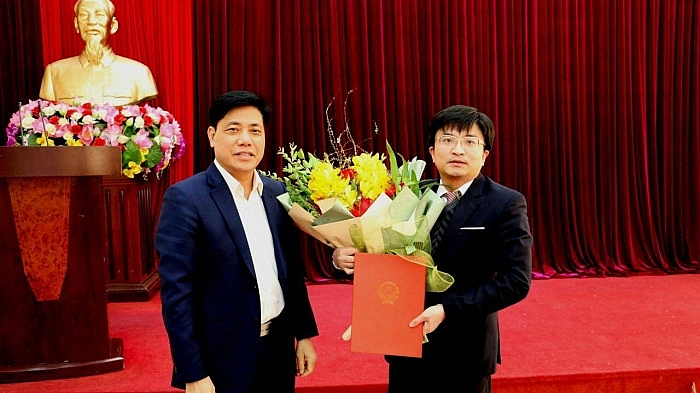 Thứ trưởng Bộ GTVT Nguyễn Ngọc Đông trao quyết định bổ nhiệm cho ông Lê Văn Dương (Ảnh: Báo Giao thông)
