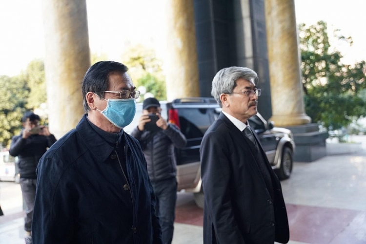 Cựu Bộ trưởng Vũ Huy Hoàng (trái) cùng luật sư tới tòa (Ảnh: VOV)
