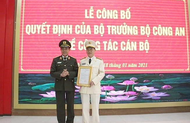 Đại tá Lê Văn Thái (phải) nhận quyết định bổ nhiệm (Ảnh: PL TP.HCM)