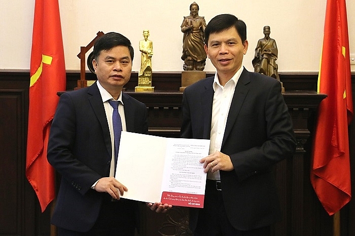Thứ trưởng Bộ Giao thông vận tải Lê Anh Tuấn trao quyết định cho ông Đoàn Huy Khương (Ảnh: Báo điện tử Đảng Cộng sản Việt Nam)