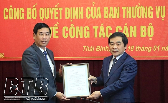 Ông Trần Huy Hải (trái) nhận quyết định điều động, bổ nhiệm