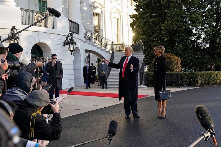 Ông Trump và vợ phát biểu trước báo chí khi rời Nhà Trắng (Ảnh: AP)