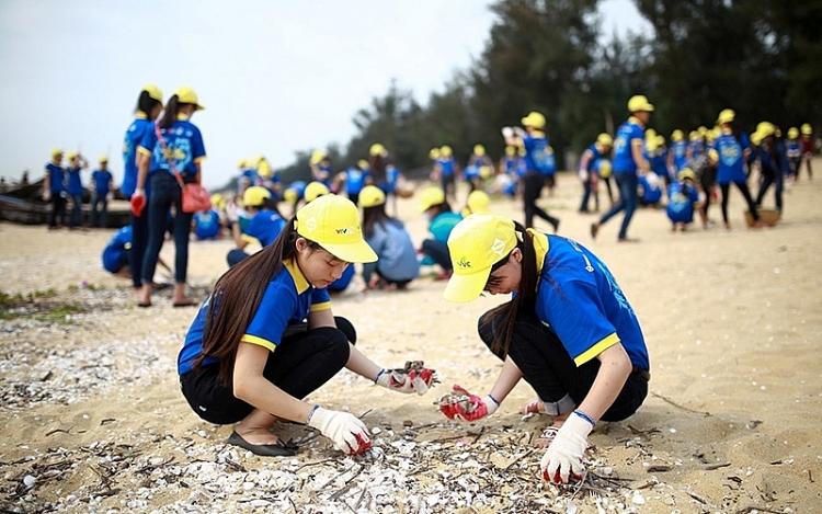 Một hoạt động dọn rác làm sạch bờ biển của giới trẻ (Ảnh: Vũ Minh Lý/Nhân dân)