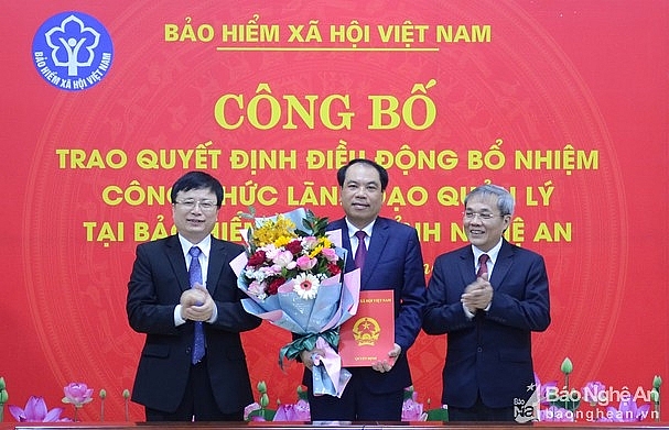 Ông Hoàng Văn Minh (giữa) nhận quyết định điều động, bổ nhiệm (Ảnh: Thành Chung)