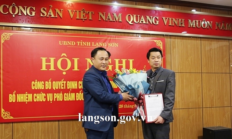 Phó Chủ tịch UBND tỉnh Lạng Sơn Lương Trọng Quỳnh trao quyết định cho ông Vũ Văn Nhiên