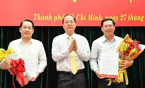 Phó Bí thư Thành ủy TP.HCM Nguyễn Hồ Hải trao quyết định (Ảnh: SGGP)