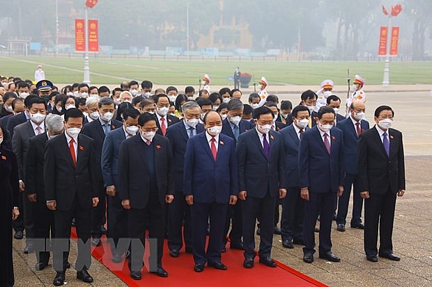 Các vị lãnh đạo Đảng, Nhà nước và các đại biểu Quốc hội tưởng niệm Chủ tịch Hồ Chí Minh. (Ảnh: Văn Điệp/TTXVN)