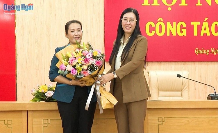Bí thư Tỉnh ủy, Chủ tịch HĐND tỉnh Bùi Thị Quỳnh Vân chúc mừng bà Đinh Thị Hồng Minh