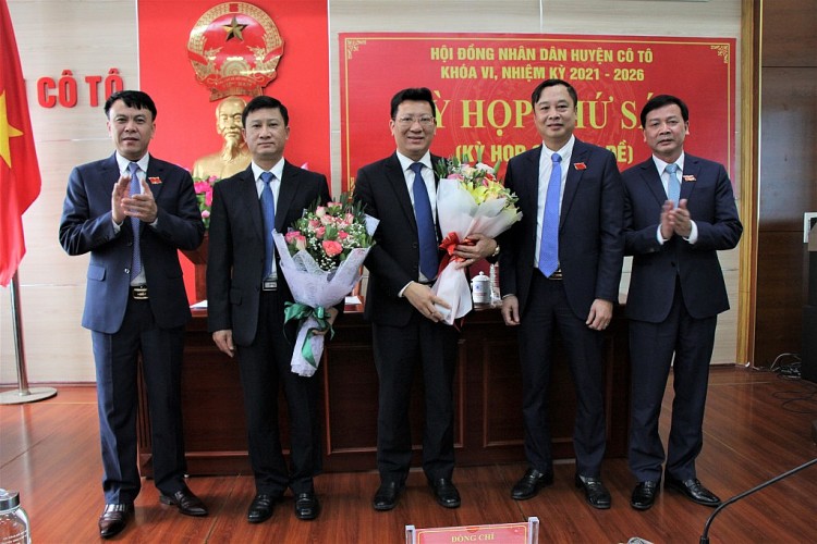 Lãnh đạo HĐND huyện Cô Tô chúc mừng ông Nguyễn Việt Dũng (giữa) và ông Đỗ Huy Thông (thứ hai, trái sang)