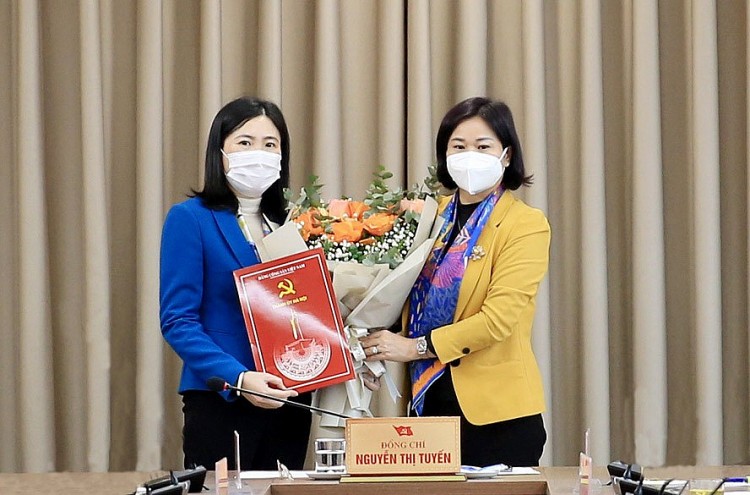 Bà Đỗ Thị Lan Hương (trái) nhận quyết định bổ nhiệm (Ảnh: Hànộimới)