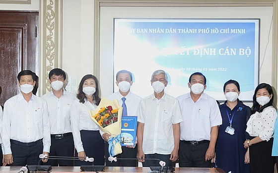 Phó Chủ tịch UBND TP.HCM Võ Văn Hoan trao quyết định cho ông Trần Ngọc Sơn (Ảnh: SGGP)