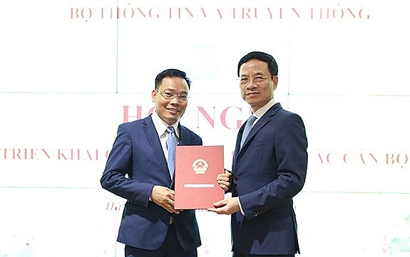 Ông Đặng Khắc Lợi (trái) được bổ nhiệm lại giữ chức Phó Cục trưởng Cục Báo chí