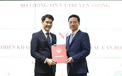 Bộ trưởng Nguyễn Mạnh Hùng trao quyết định cho ông Nguyễn Phong Nhã