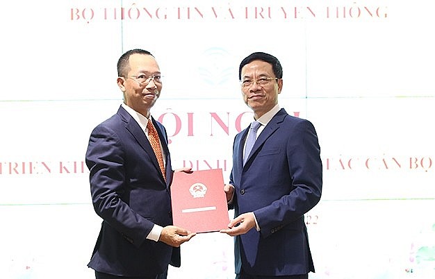 Ông Nguyễn Minh Thắng (trái) nhận quyết định