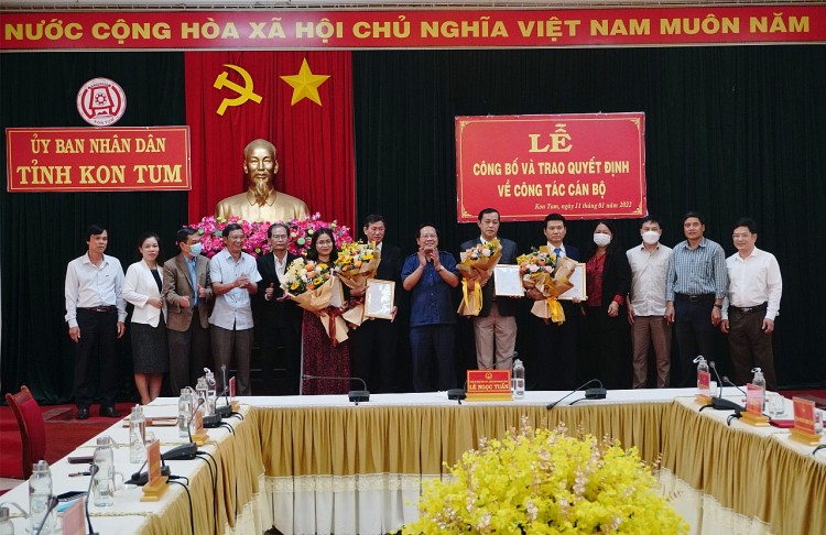 Chủ tịch UBND tỉnh Kon Tum chúc mừng các nhân sự mới (Ảnh: Báo Kon Tum)