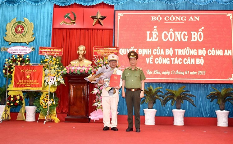 Thứ trưởng Nguyễn Văn Sơn trao quyết định cho Đại tá Lê Thanh Hùng (Ảnh: CAND)