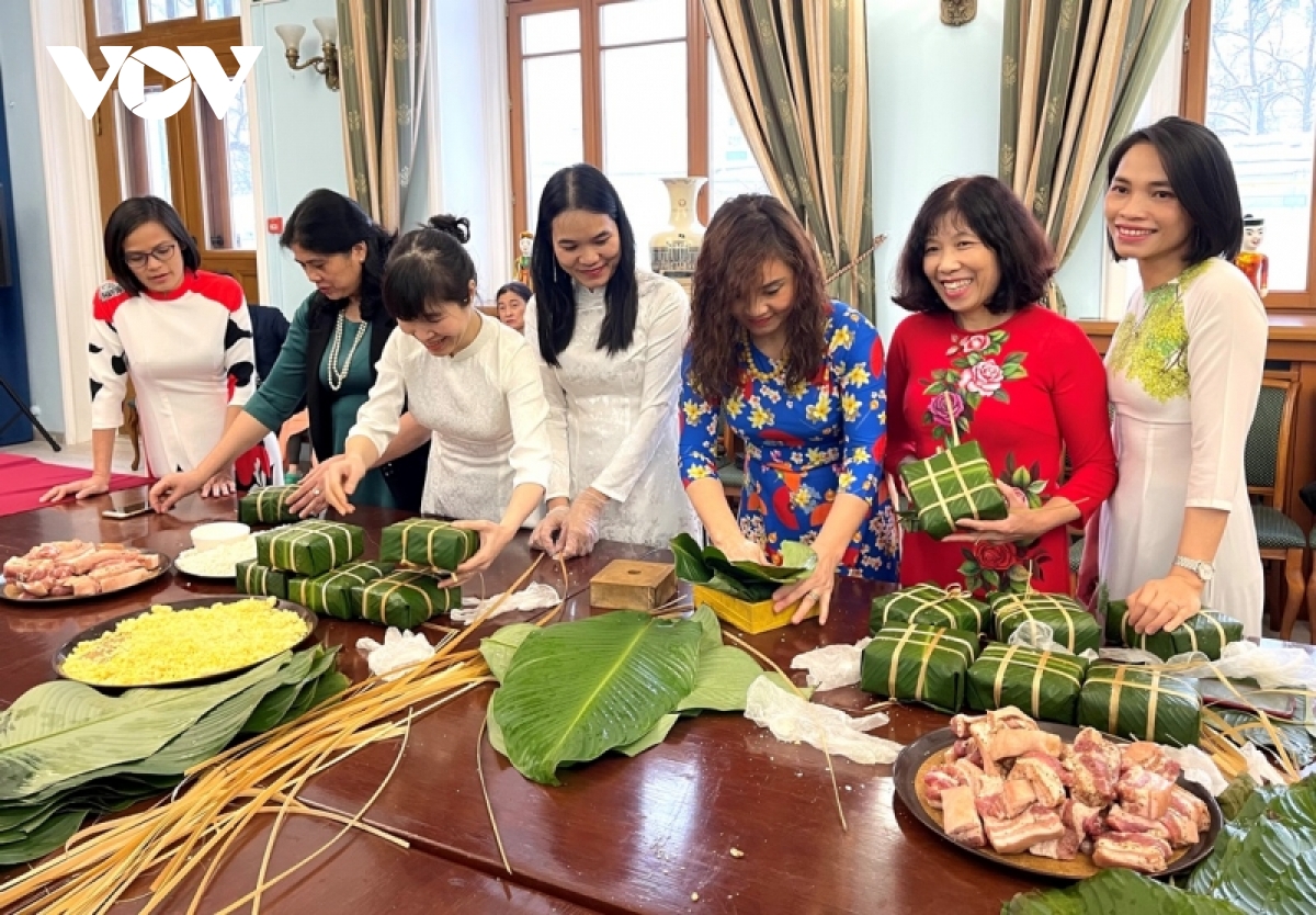 Đại sứ quán Việt Nam tại Nga gói bánh chưng đón Tết Nhâm Dần