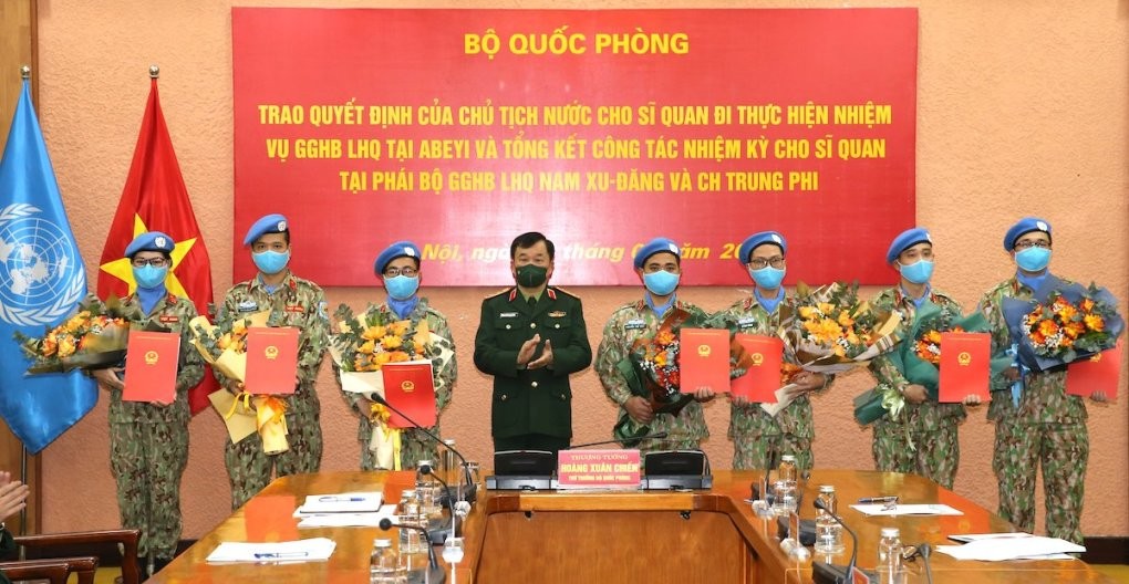 Trao Quyết định của Chủ tịch nước cho sĩ quan làm nhiệm vụ GGHB LHQ