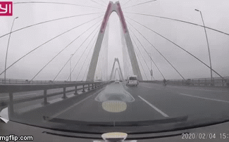 Video: Thót tim cảnh taxi ngang nhiên chạy ngược chiều trên cầu Nhật Tân