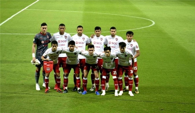 van lam 2 lan thung luoi muangthong thua nguoc tran mo man thai league