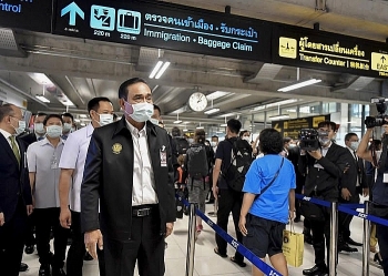 thai lan mot benh nhan nhiem covid 19 noi doi 30 y bac si bi va lay