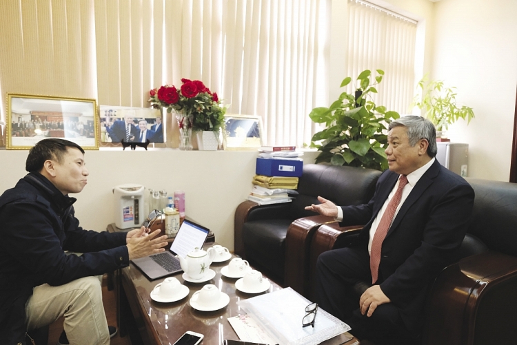 GS.TSKH.NGND Vũ MInh Giang, Chủ tịch Hội đồng Khoa học và Đào tạo Đại học Quốc gia Hà Nội (bên phải) đang trò chuyện với PV Thời Đại