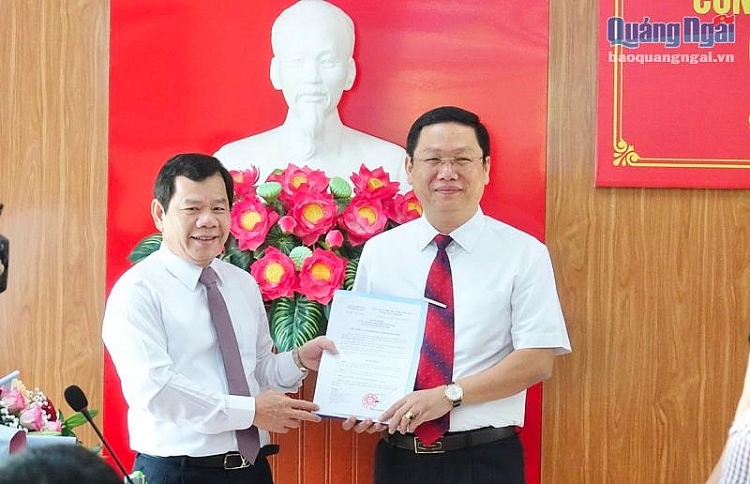 Chủ tịch UBND tỉnh Đặng Văn Minh trao quyết định cho ông Nguyễn Công Hoàng