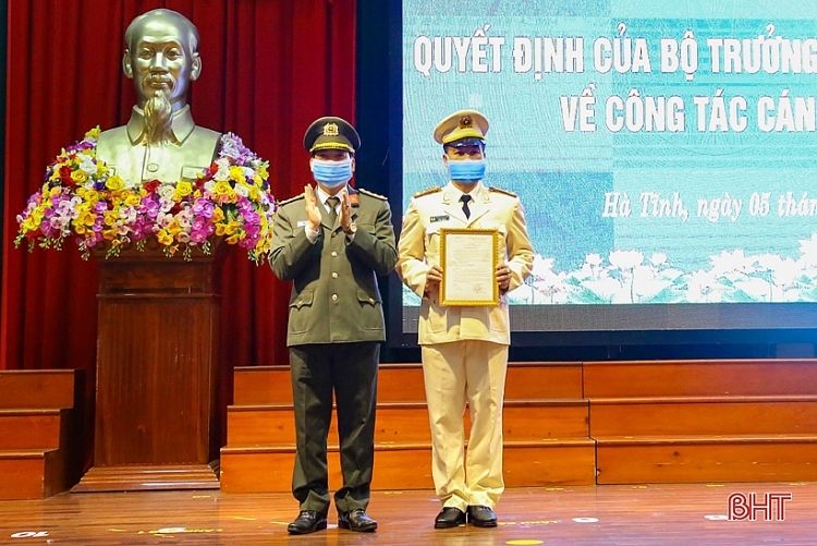 Đại tá Lê Khắc Thuyết trao quyết định bổ nhiệm cho Thượng tá Nguyễn Hữu Thiên