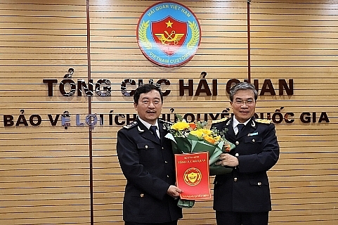 Phó Tổng cục trưởng Nguyễn Dương Thái (phải) trao quyết định bổ nhiệm ông Lê Đức Thành (Ảnh: Bùi Thu)