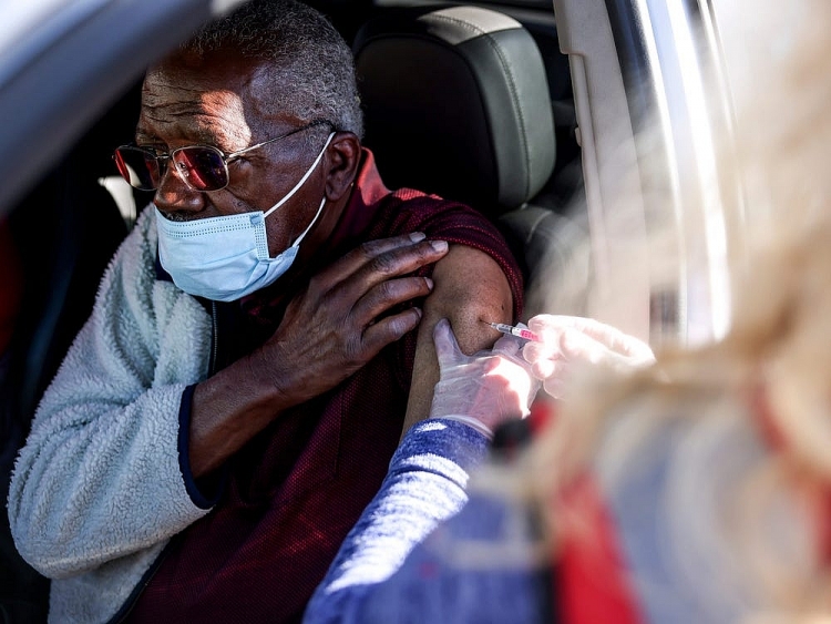 Một người đàn ông đang được tiêm vaccine ngừa COVID-19 (Ảnh: Getty Images)