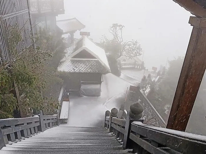 Tuyết rơi bất ngờ trắng đỉnh Fansipan, đẹp huyền ảo như phim cổ trang