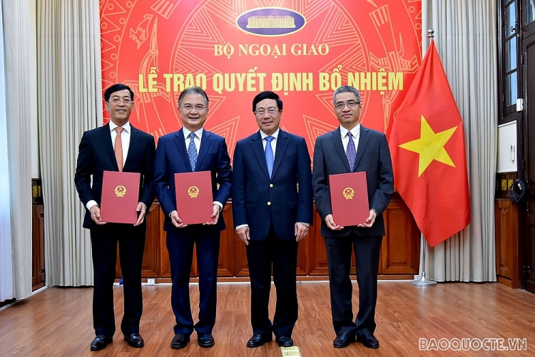 Phó Thủ tướng, Bộ trưởng Phạm Bình Minh chúc mừng các cán bộ được tiếp nhận, bổ nhiệm
