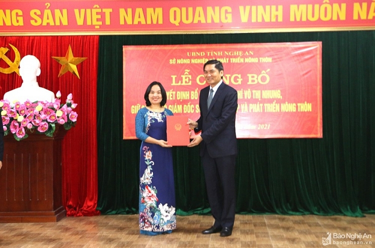 Bà Võ Thị Nhung nhận quyết định bổ nhiệm (Ảnh: Báo Nghệ An)