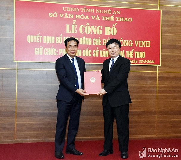 Phó Chủ tịch UBND tỉnh Bùi Đình Long trao quyết định cho ông Bùi Công Vinh
