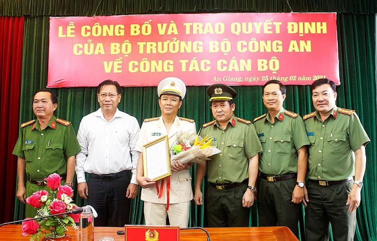 Thượng tá Lê Phú Thạnh nhận quyết định bổ nhiệm (Ảnh: Báo An Giang)