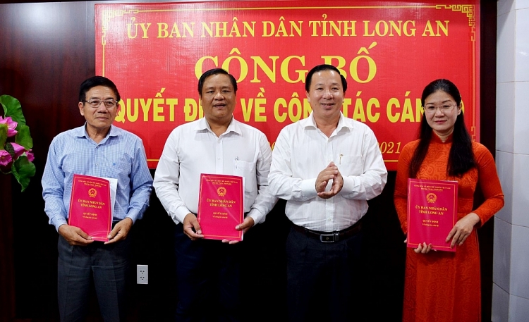 Chủ tịch UBND tỉnh Nguyễn Văn Út trao quyết định cho các cán bộ (Ảnh: Báo Long An)
