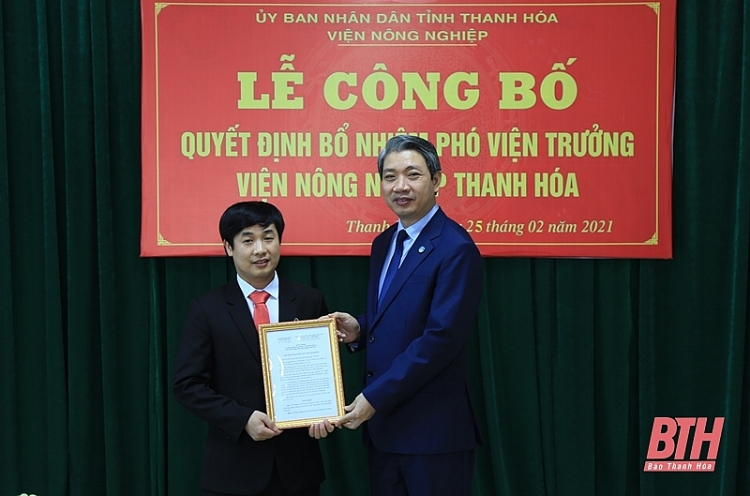 Ông Hoàng Vũ Thảo nhận quyết định bổ nhiệm (Ảnh: Báo Thanh Hóa)