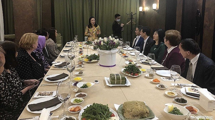 Đông đảo khách mời tới tham dự Ngày Ẩm thực Việt Nam tại trung tâm thủ đô Nur-Sultan