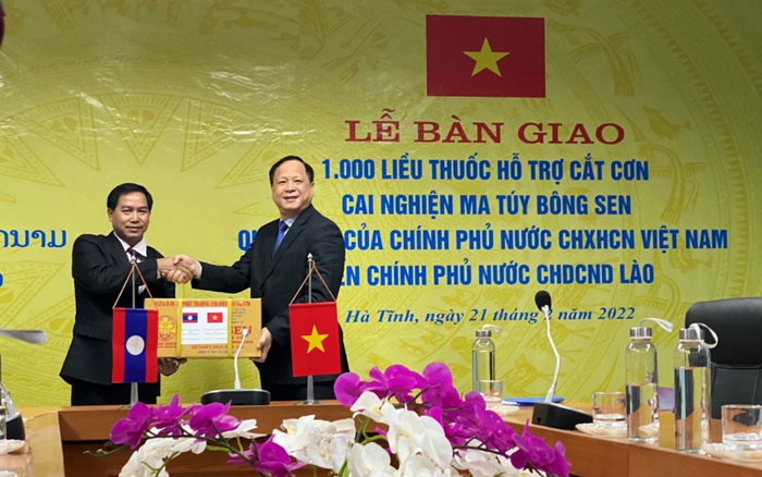 Việt Nam trao tặng Chính phủ Lào 1.000 liều thuốc hỗ trợ cai nghiện ma túy