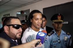 Ronaldinho đối mặt án tù ở Paraguay: Do xui xẻo hay bị gài bẫy?