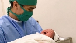 Quảng Ninh: Sản phụ đẻ mổ thành công, em bé chào đời nặng 6,1kg