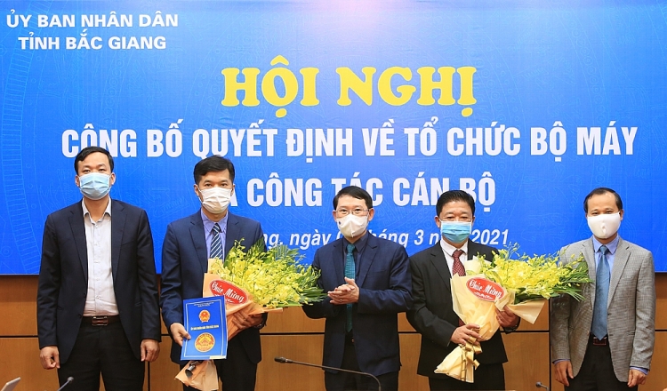 Lãnh đạo tỉnh Bắc Giang tặng hoa, chúc mừng các cán bộ được điều động, bổ nhiệm (Ảnh: Báo Bắc Giang)